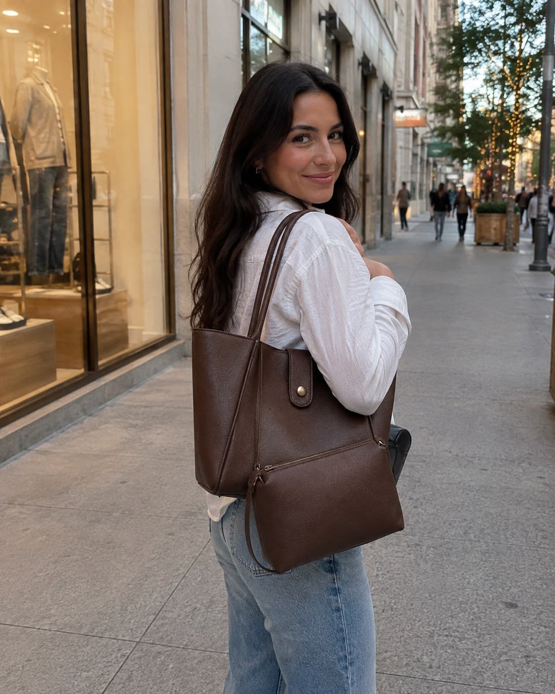 Walking through the city with the Everyday Tote in Espresso