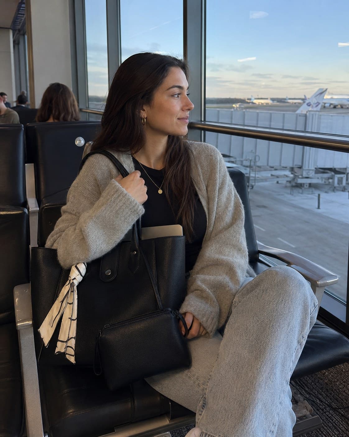 On the move with the Everyday Tote in Noir