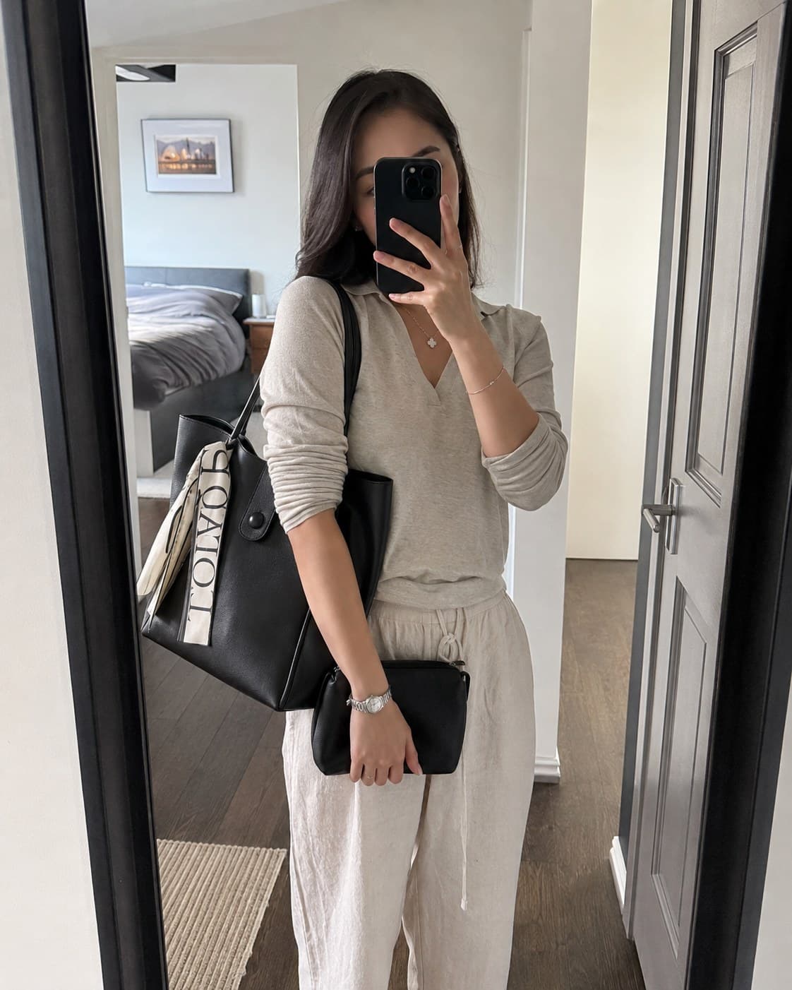 Mirror moment before work with the Everyday Tote in Noir
